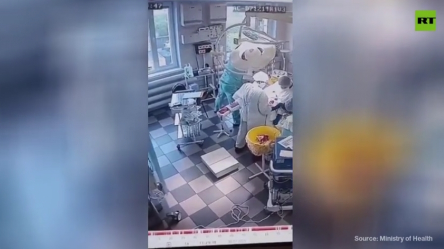 Bác sĩ Nga bình tĩnh tiếp tục ca mổ cứu bệnh nhân giữa trận động đất mạnh 8,8 độ